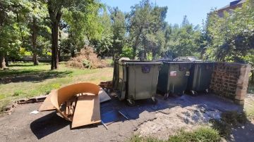 21 августа, с целью приведения территории в надлежащее санитарное состояние в Кировском внутригородском районе выполнены работы по вывозу крупногабаритных накоплений мусора на контейнерных площадках по адресам: мкр
