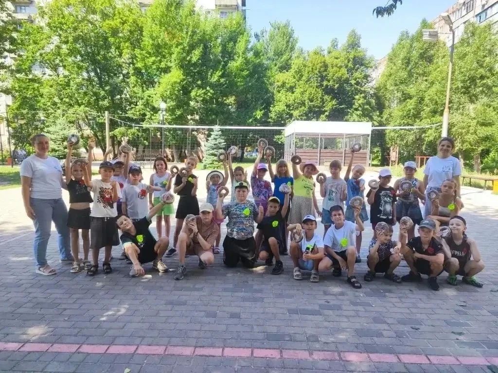 В рамках акции «Маленькие добрые дела» студия развития «Сова» подарила детям микрорайона Зелёный яркий и душевный праздник — мероприятие «Русские забавы» В рамках акции «Маленькие добрые дела» студия развития «Сова» подарила детям микрорайона Зелёный яркий и душевный праздник — мероприятие «Русские забавы»