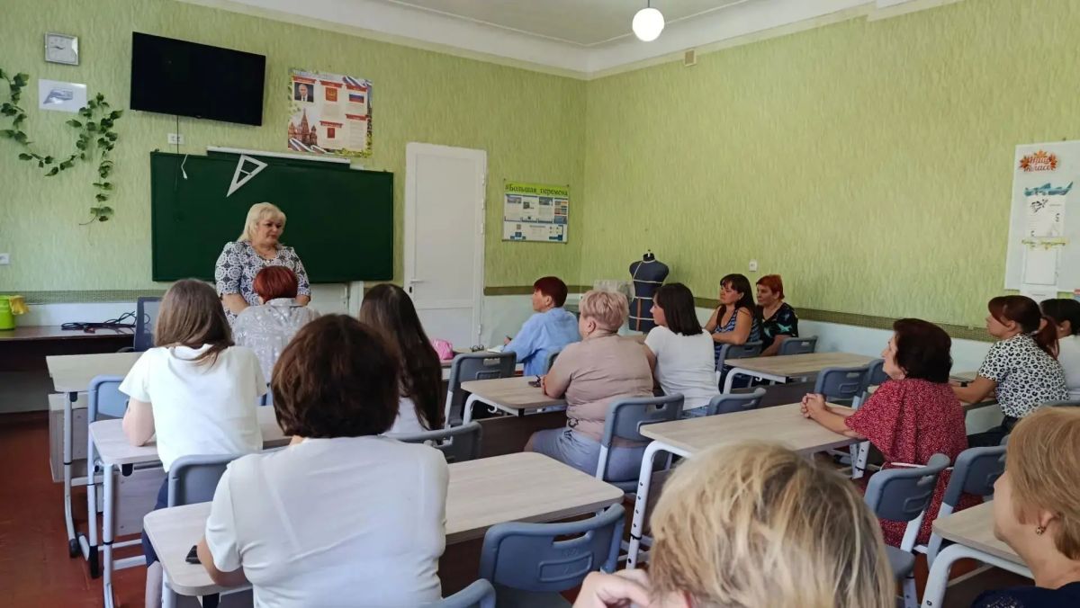 24 августа депутат Макеевского городского совета Донецкой Народной Республики Оксана Бевцык провела встречу с жителями в помещении Средней школы № 83 (ул 24 августа депутат Макеевского городского совета Донецкой Народной Республики Оксана Бевцык провела встречу с жителями в помещении Средней школы № 83 (ул