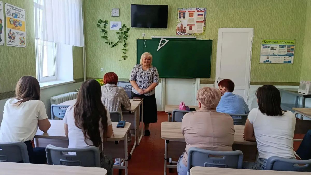 24 августа депутат Макеевского городского совета Донецкой Народной Республики Оксана Бевцык провела встречу с жителями в помещении Средней школы № 83 (ул 24 августа депутат Макеевского городского совета Донецкой Народной Республики Оксана Бевцык провела встречу с жителями в помещении Средней школы № 83 (ул