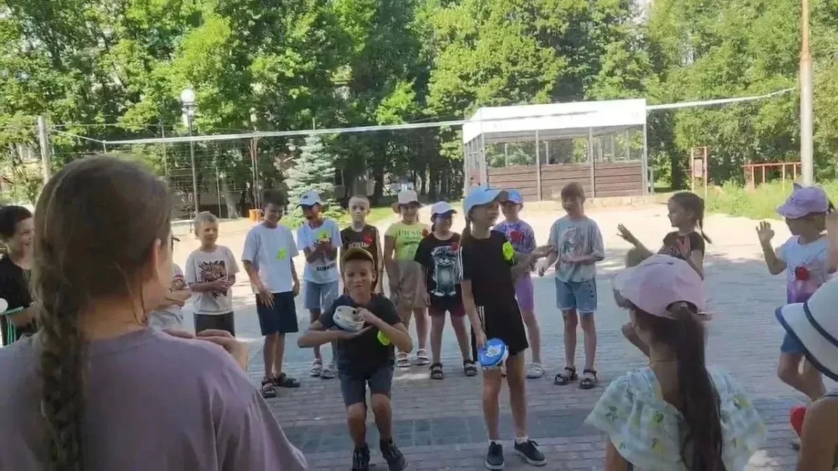 В рамках акции «Маленькие добрые дела» студия развития «Сова» подарила детям микрорайона Зелёный яркий и душевный праздник — мероприятие «Русские забавы» В рамках акции «Маленькие добрые дела» студия развития «Сова» подарила детям микрорайона Зелёный яркий и душевный праздник — мероприятие «Русские забавы»