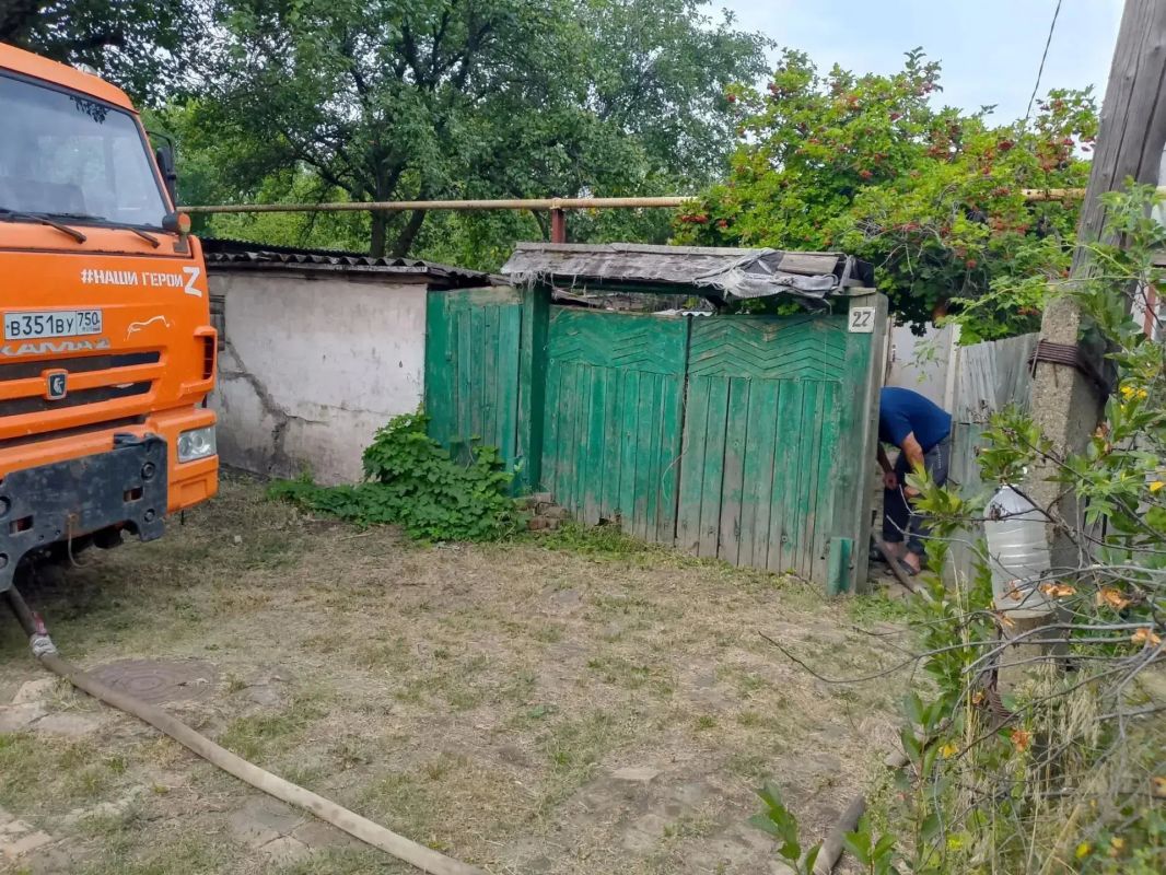 В Кировском внутригородском районе при поддержке региона-шефа Московская область продолжается подвоз воды для жителей домов, в которые в установленный графиком день не поступила вода В Кировском внутригородском районе при поддержке региона-шефа Московская область продолжается подвоз воды для жителей домов, в которые в установленный графиком день не поступила вода