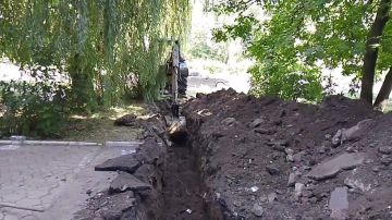 25 августа, Филиалом «Макеевское ПУВКХ» ГУП ДНР «Вода Донбасса» ведутся работы по устранению порыва холодного водоснабжения в районе жилого дома № 17 в квартале Северный