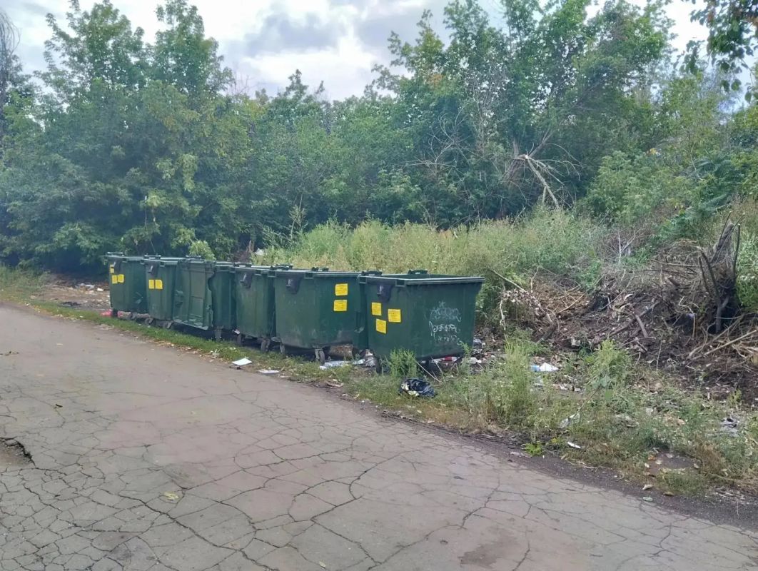 Сегодня, 28 августа, с целью приведения территории в надлежащее санитарное состояние в Кировском внутригородском районе выполнены работы по вывозу крупногабаритных накоплений мусора на контейнерных площадках по адресам: ул....