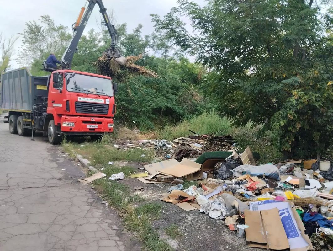 Сегодня, 28 августа, с целью приведения территории в надлежащее санитарное состояние в Кировском внутригородском районе выполнены работы по вывозу крупногабаритных накоплений мусора на контейнерных площадках по адресам: ул.... Сегодня, 28 августа, с целью приведения территории в надлежащее санитарное состояние в Кировском внутригородском районе выполнены работы по вывозу крупногабаритных накоплений мусора на контейнерных площадках по адресам: ул....