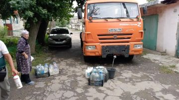 В Кировском внутригородском районе при поддержке региона-шефа Московская область продолжается подвоз воды для жителей домов, в которые в установленный графиком день не поступила вода