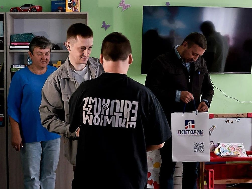 Александр Бондаренко: Для ребят макеевского "Гнездышка" собрали в рюкзаки всё самое нужное к 1 сентября Александр Бондаренко: Для ребят макеевского "Гнездышка" собрали в рюкзаки всё самое нужное к 1 сентября