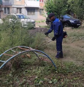 Сегодня, 31 августа, с целью приведения территории в надлежащее санитарное состояние в Кировском внутригородском районе города Макеевки силами Макеевского филиала НКО «ЕДИНЫЙ РЕГИОНАЛЬНЫЙ ФОНД ПО УПРАВЛЕНИЮ МНОГОКВАРТИРНЫМИ...