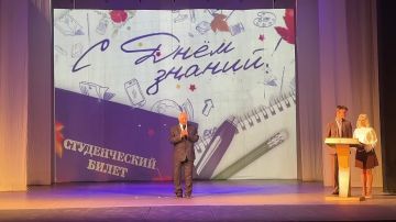 В Донецком республиканском академическом молодежном театре состоялась торжественная церемония, посвященная началу нового учебного года