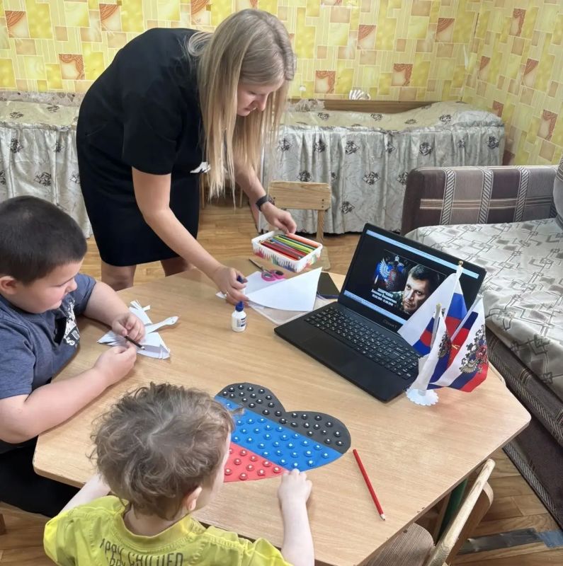 Сегодня, 31 августа, в Кировском внутригородском районе прошли мероприятия, посвященные памяти Первого Главы Донецкой Народной Республики Александра Владимировича Захарченко Сегодня, 31 августа, в Кировском внутригородском районе прошли мероприятия, посвященные памяти Первого Главы Донецкой Народной Республики Александра Владимировича Захарченко