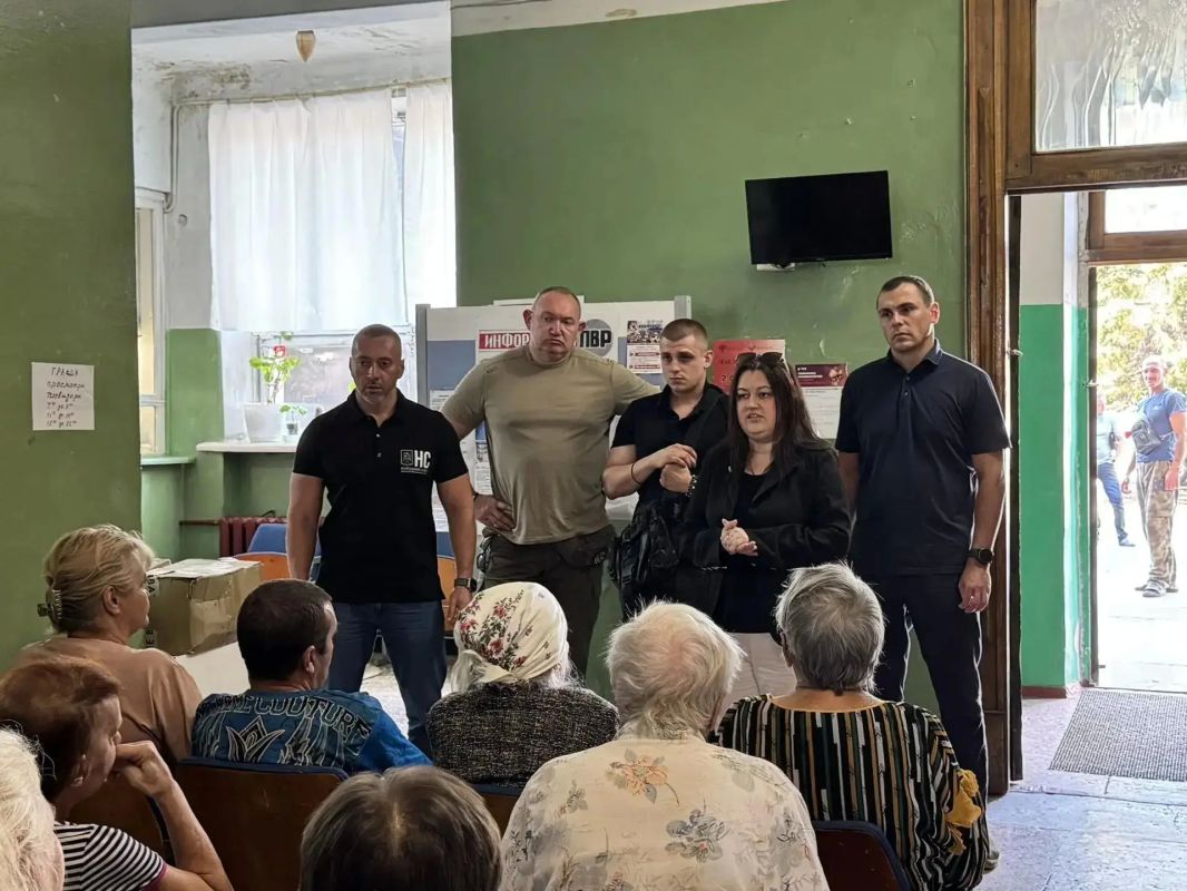 На связи с жителями. Роман Удалов, Владислав Подкова и сенатор Российской Федерации Наталья Никонорова провели в Тельманово приём граждан и осмотрели объекты, восстановленные при поддержке региона-шефа На связи с жителями. Роман Удалов, Владислав Подкова и сенатор Российской Федерации Наталья Никонорова провели в Тельманово приём граждан и осмотрели объекты, восстановленные при поддержке региона-шефа