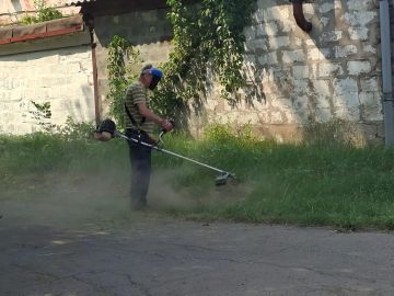 Сегодня, 27 августа, с целью приведения территории в надлежащее санитарное состояние в Кировском внутригородском районе города Макеевки проведены работы по покосу сорных и карантинных трав на придомовой территории жилого...