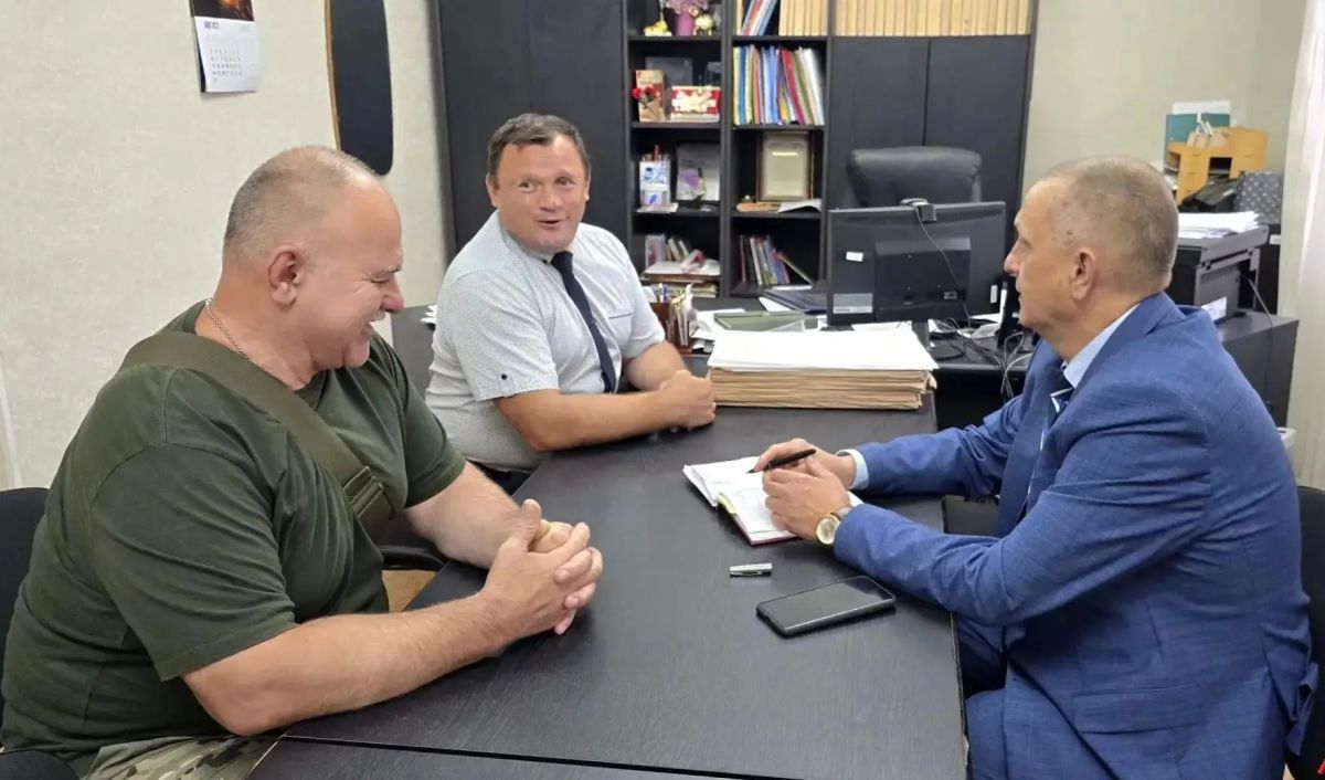 На связи с жителями. Роман Удалов, Владислав Подкова и сенатор Российской Федерации Наталья Никонорова провели в Тельманово приём граждан и осмотрели объекты, восстановленные при поддержке региона-шефа На связи с жителями. Роман Удалов, Владислав Подкова и сенатор Российской Федерации Наталья Никонорова провели в Тельманово приём граждан и осмотрели объекты, восстановленные при поддержке региона-шефа