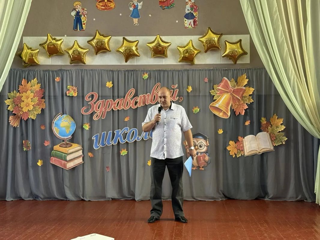 Сегодня, 1 сентября, руководитель Управы Советского внутригородского района Администрации городского округа Макеевка Сергей Савельев принял участие в торжественной линейке, посвящённой Дню знаний в Средней школе № 72... Сегодня, 1 сентября, руководитель Управы Советского внутригородского района Администрации городского округа Макеевка Сергей Савельев принял участие в торжественной линейке, посвящённой Дню знаний в Средней школе № 72...