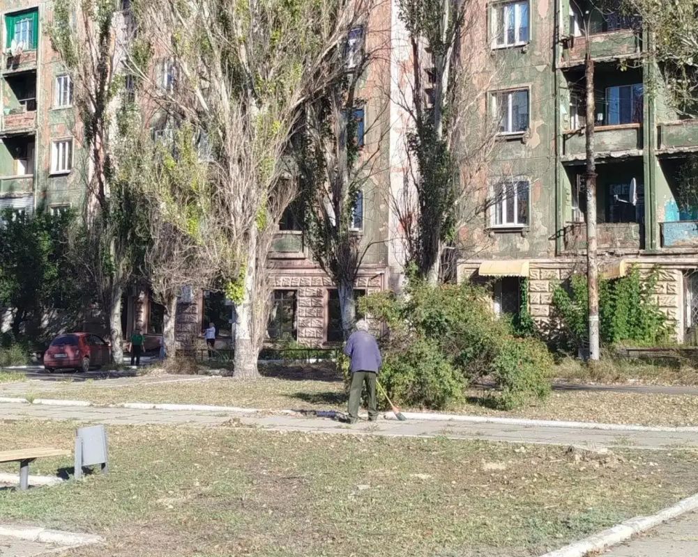 Сегодня, 1 сентября, с целью приведения территории в надлежащее санитарное состояние силами Филиала № 3 «Макеевский металлургический завод» ООО «ЮГМК ДОНЕЦК» проведены работы по покосу травы и уборке пешеходной зоны на... Сегодня, 1 сентября, с целью приведения территории в надлежащее санитарное состояние силами Филиала № 3 «Макеевский металлургический завод» ООО «ЮГМК ДОНЕЦК» проведены работы по покосу травы и уборке пешеходной зоны на...
