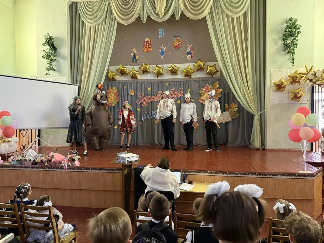 Сегодня, 1 сентября, руководитель Управы Советского внутригородского района Администрации городского округа Макеевка Сергей Савельев принял участие в торжественной линейке, посвящённой Дню знаний в Средней школе № 72... Сегодня, 1 сентября, руководитель Управы Советского внутригородского района Администрации городского округа Макеевка Сергей Савельев принял участие в торжественной линейке, посвящённой Дню знаний в Средней школе № 72...