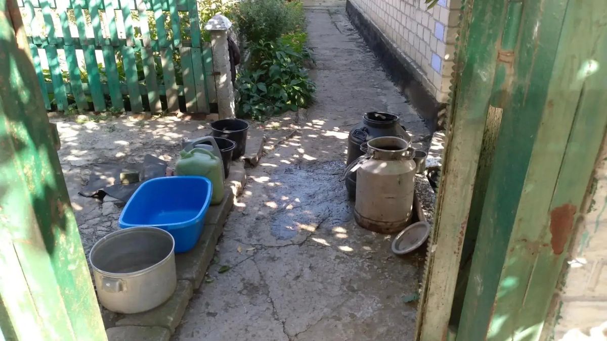 В Кировском внутригородском районе при поддержке региона-шефа Московская область продолжается подвоз воды для жителей домов, в которые в установленный графиком день не поступила вода В Кировском внутригородском районе при поддержке региона-шефа Московская область продолжается подвоз воды для жителей домов, в которые в установленный графиком день не поступила вода