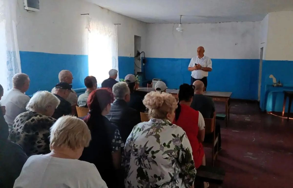 1 сентября депутат Макеевского городского совета первого созыва Олег Венжега провел встречу с жителями, в помещении комплекса водоснабжения и водоотведения Советского района филиала «Макеевское ПУВКХ» ГУП ДНР «Вода Донбасса»... 1 сентября депутат Макеевского городского совета первого созыва Олег Венжега провел встречу с жителями, в помещении комплекса водоснабжения и водоотведения Советского района филиала «Макеевское ПУВКХ» ГУП ДНР «Вода Донбасса»...