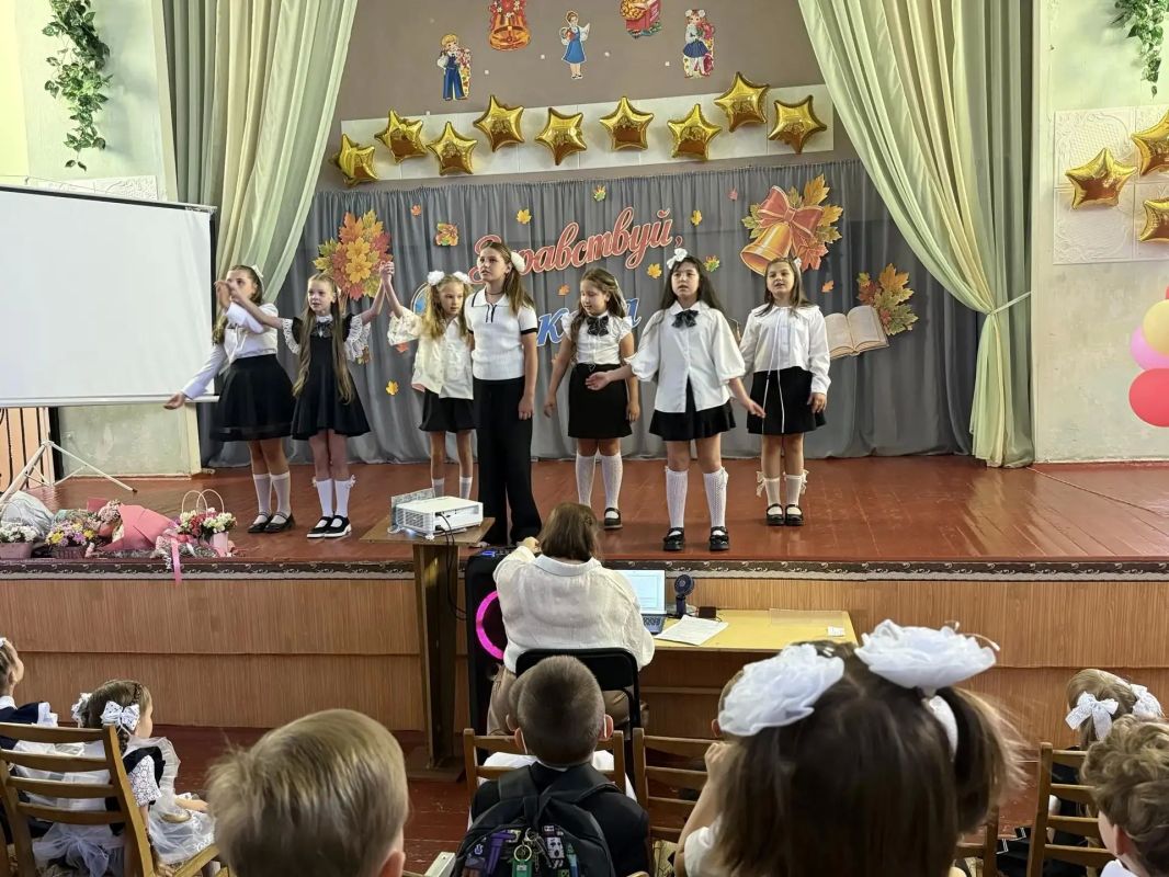 Сегодня, 1 сентября, руководитель Управы Советского внутригородского района Администрации городского округа Макеевка Сергей Савельев принял участие в торжественной линейке, посвящённой Дню знаний в Средней школе № 72... Сегодня, 1 сентября, руководитель Управы Советского внутригородского района Администрации городского округа Макеевка Сергей Савельев принял участие в торжественной линейке, посвящённой Дню знаний в Средней школе № 72...