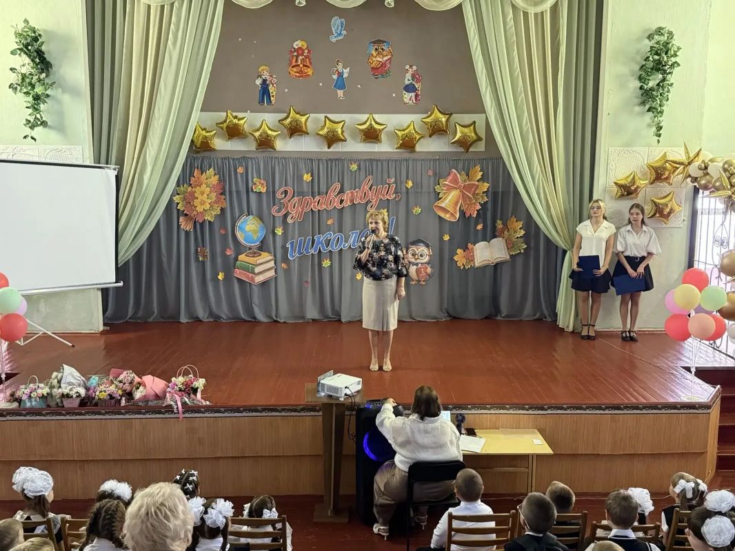 Сегодня, 1 сентября, руководитель Управы Советского внутригородского района Администрации городского округа Макеевка Сергей Савельев принял участие в торжественной линейке, посвящённой Дню знаний в Средней школе № 72... Сегодня, 1 сентября, руководитель Управы Советского внутригородского района Администрации городского округа Макеевка Сергей Савельев принял участие в торжественной линейке, посвящённой Дню знаний в Средней школе № 72...