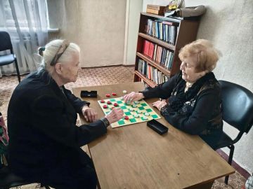 Поддержка когнитивной активности: в Макеевке провели турнир по шашкам для граждан пожилого возраста