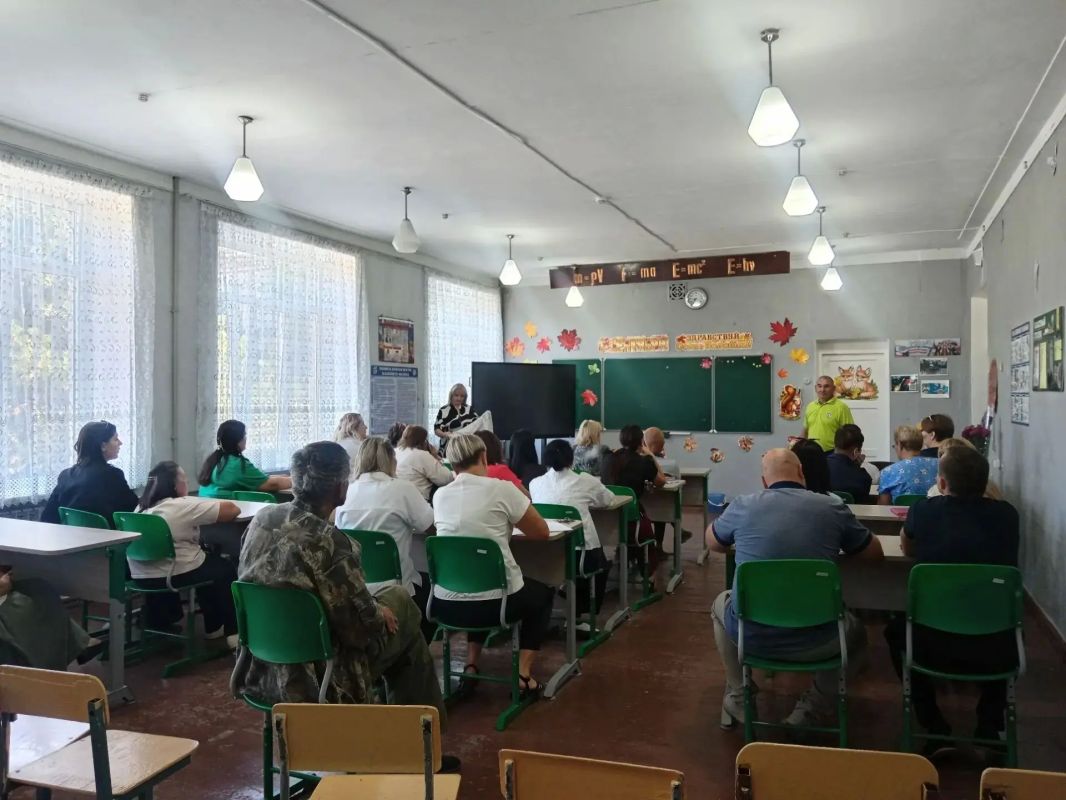 Депутат Макеевского городского совета Александр Рыжков провел встречу с трудовым коллективом ГБОУ «Средняя школа № 29» по адресу: г. Макеевка, ул. Свердлова, 20б Депутат Макеевского городского совета Александр Рыжков провел встречу с трудовым коллективом ГБОУ «Средняя школа № 29» по адресу: г. Макеевка, ул. Свердлова, 20б