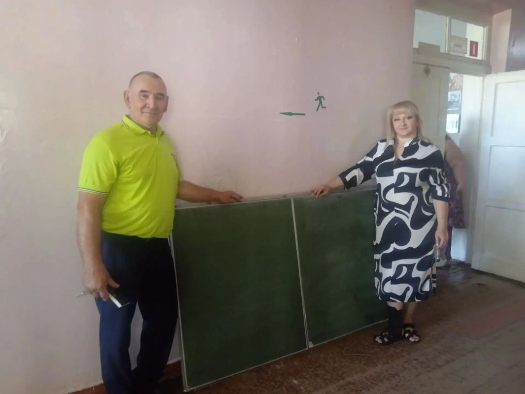 Депутат Макеевского городского совета Александр Рыжков провел встречу с трудовым коллективом ГБОУ «Средняя школа № 29» по адресу: г. Макеевка, ул. Свердлова, 20б Депутат Макеевского городского совета Александр Рыжков провел встречу с трудовым коллективом ГБОУ «Средняя школа № 29» по адресу: г. Макеевка, ул. Свердлова, 20б