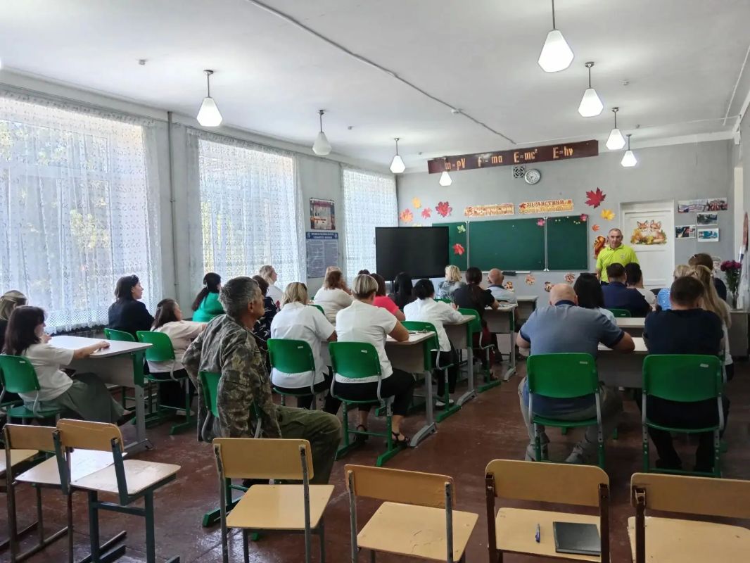 Депутат Макеевского городского совета Александр Рыжков провел встречу с трудовым коллективом ГБОУ «Средняя школа № 29» по адресу: г. Макеевка, ул. Свердлова, 20б Депутат Макеевского городского совета Александр Рыжков провел встречу с трудовым коллективом ГБОУ «Средняя школа № 29» по адресу: г. Макеевка, ул. Свердлова, 20б