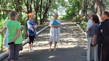 Руководитель Управы Горняцкого внутригородского района Администрации городского округа Макеевка ДНР Инна Кисенко провела встречу с населением на подведомственной территории по адресу: г. Макеевка, мкр. Зеленый, 81