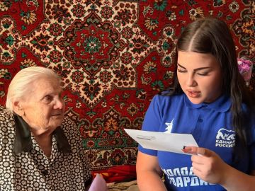 Активисты Горняцкого района навестили Антонину Ивановну Турнову, которой исполнилось 97 лет, и поздравили её с днём рождения