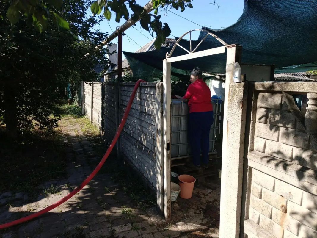 В Кировском внутригородском районе при поддержке региона-шефа Московская область продолжается подвоз воды для жителей домов, в которые в установленный графиком день не поступила вода В Кировском внутригородском районе при поддержке региона-шефа Московская область продолжается подвоз воды для жителей домов, в которые в установленный графиком день не поступила вода