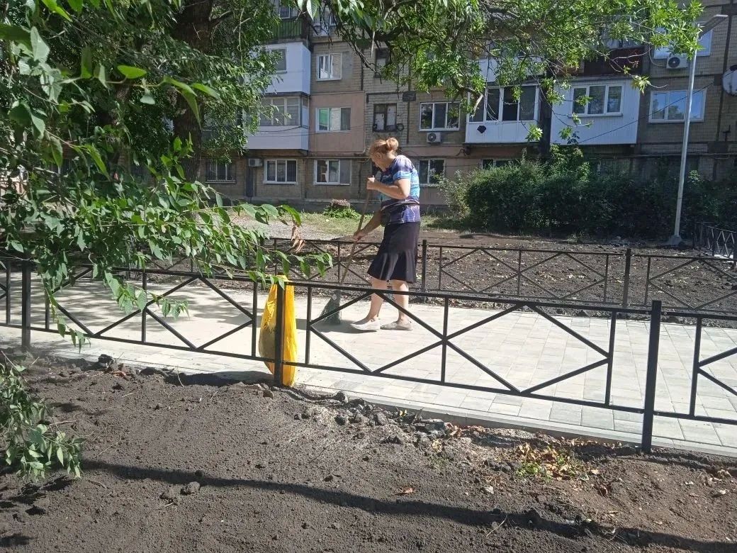 В Червоногвардейском районе прошла акция «Маленькие добрые дела», цель которой — сохранить и поддержать комфортную городскую среду В Червоногвардейском районе прошла акция «Маленькие добрые дела», цель которой — сохранить и поддержать комфортную городскую среду