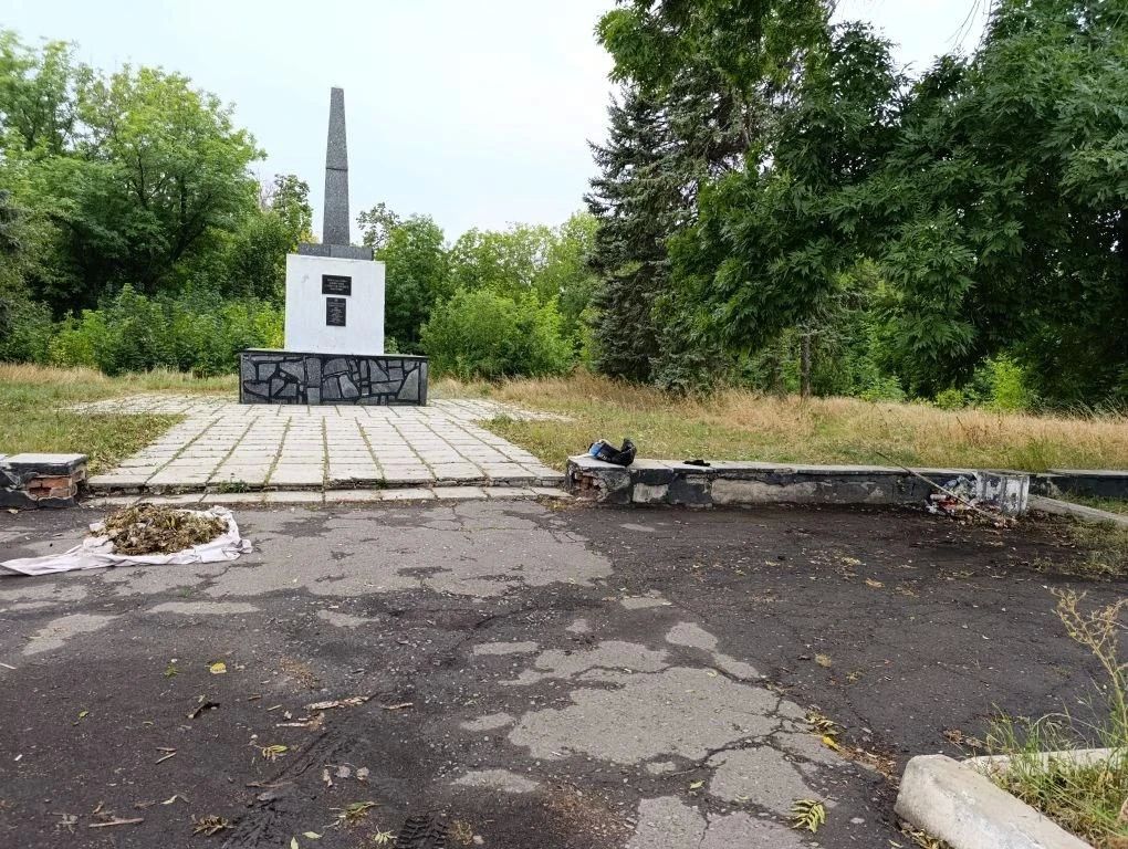 Активисты первичного отделения № 551 Единой России привели в порядок территорию Братской могилы шахтеров и Советских воинов в парке имени Воровского Советского внутригородского района города Макеевка Активисты первичного отделения № 551 Единой России привели в порядок территорию Братской могилы шахтеров и Советских воинов в парке имени Воровского Советского внутригородского района города Макеевка