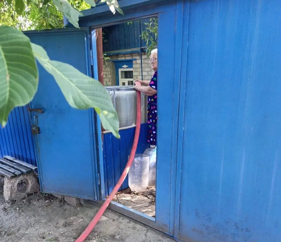 В Кировском внутригородском районе при поддержке региона-шефа Московская область продолжается подвоз воды для жителей домов, в которые в установленный графиком день не поступила вода В Кировском внутригородском районе при поддержке региона-шефа Московская область продолжается подвоз воды для жителей домов, в которые в установленный графиком день не поступила вода