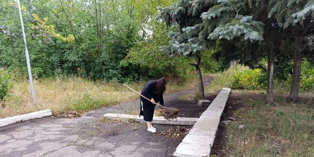 Активисты первичного отделения № 551 Единой России привели в порядок территорию Братской могилы шахтеров и Советских воинов в парке имени Воровского Советского внутригородского района города Макеевка Активисты первичного отделения № 551 Единой России привели в порядок территорию Братской могилы шахтеров и Советских воинов в парке имени Воровского Советского внутригородского района города Макеевка
