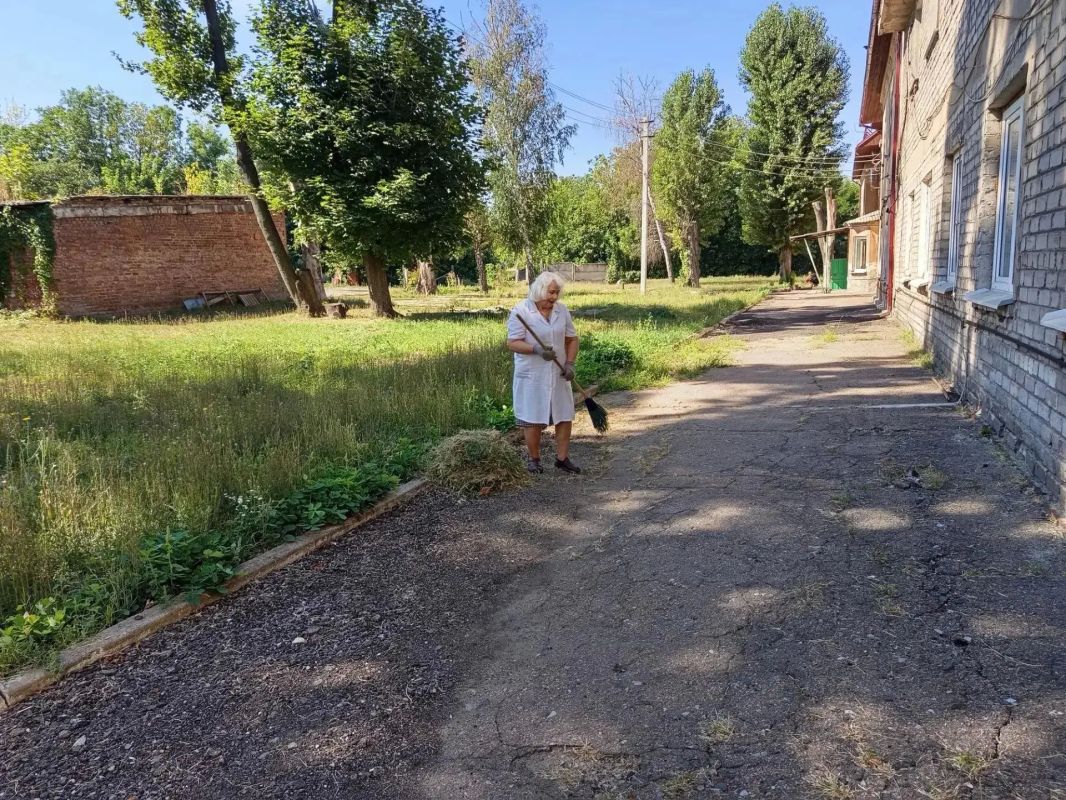 3 сентября, сотрудники ГБУ ДНР «Городской противотуберкулёзный диспансер г. Макеевки» и ГБПОУ «Макеевский техникум промышленных технологий им. Ф. И. Бачурина» в рамках акции «Чистый четверг» провели работы по благоустройству... 3 сентября, сотрудники ГБУ ДНР «Городской противотуберкулёзный диспансер г. Макеевки» и ГБПОУ «Макеевский техникум промышленных технологий им. Ф. И. Бачурина» в рамках акции «Чистый четверг» провели работы по благоустройству...