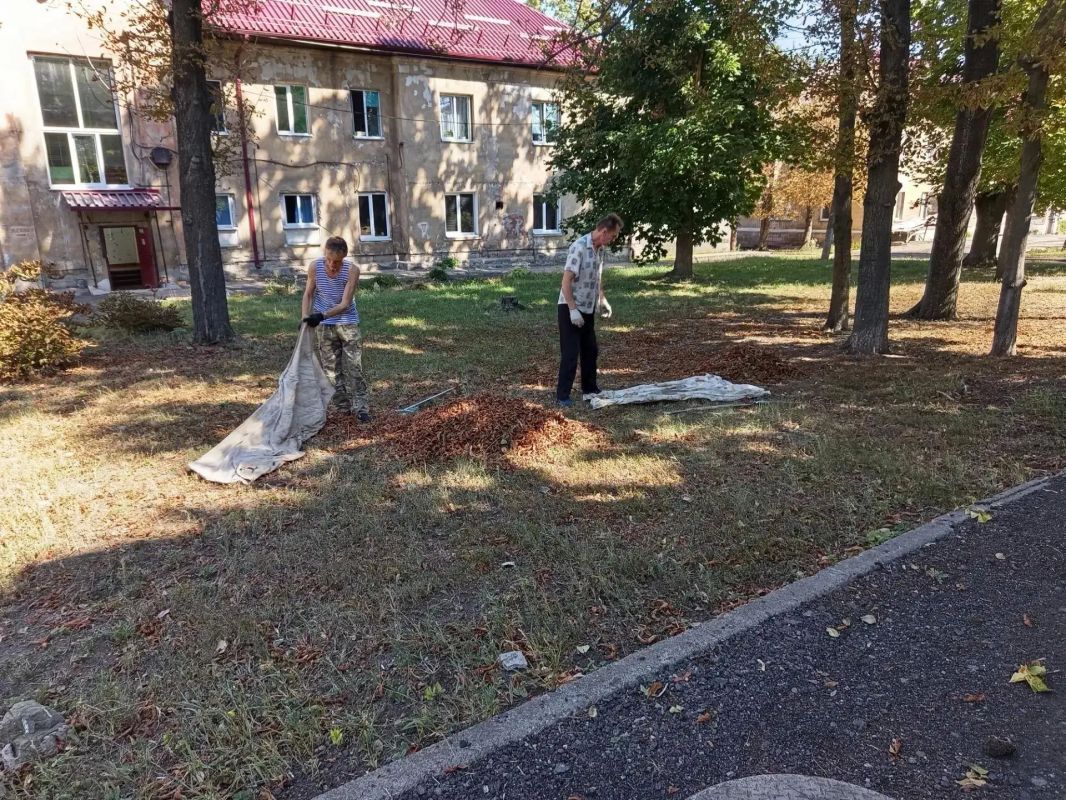 3 сентября, сотрудники ГБУ ДНР «Городской противотуберкулёзный диспансер г. Макеевки» и ГБПОУ «Макеевский техникум промышленных технологий им. Ф. И. Бачурина» в рамках акции «Чистый четверг» провели работы по благоустройству... 3 сентября, сотрудники ГБУ ДНР «Городской противотуберкулёзный диспансер г. Макеевки» и ГБПОУ «Макеевский техникум промышленных технологий им. Ф. И. Бачурина» в рамках акции «Чистый четверг» провели работы по благоустройству...