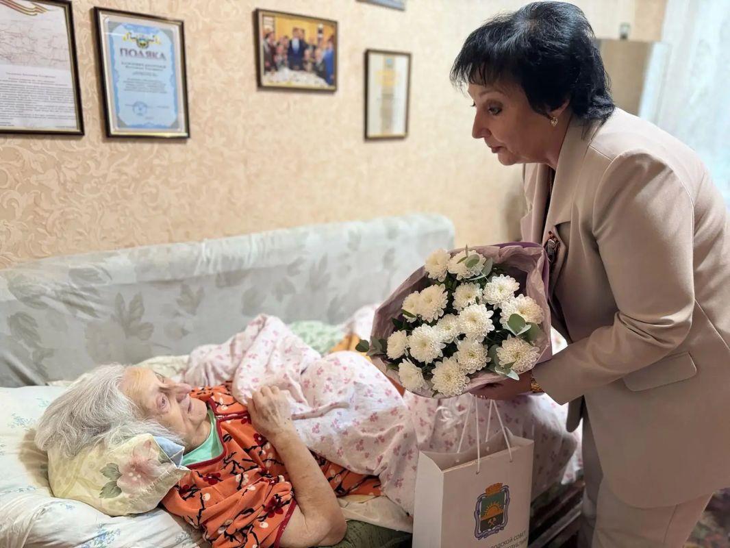 Сегодня поздравила с 83-й годовщиной освобождения Макеевки от немецко-фашистских захватчиков наших дорогих ветеранов — Николая Павловича Мельникова и Валентину Тимофеевну Базилевич-Болотову Сегодня поздравила с 83-й годовщиной освобождения Макеевки от немецко-фашистских захватчиков наших дорогих ветеранов — Николая Павловича Мельникова и Валентину Тимофеевну Базилевич-Болотову