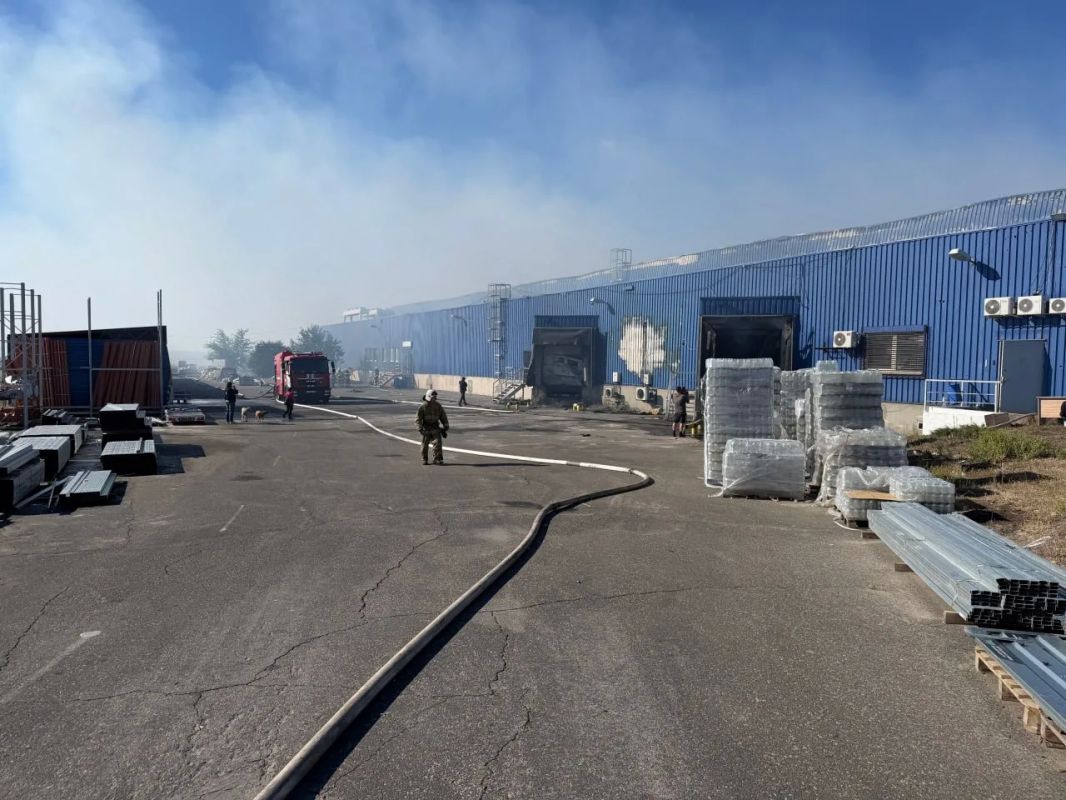 ВСУ ударили по торговому центру «Галактика» в Мариуполе — здание полностью выгорело ВСУ ударили по торговому центру «Галактика» в Мариуполе — здание полностью выгорело