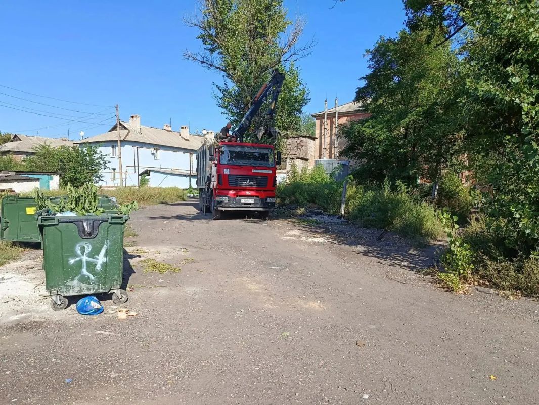 4 сентября, с целью приведения территории в надлежащее санитарное состояние в Кировском внутригородском районе силами Макеевского филиала ГУП ДНР «Донснабкомплект» выполнены работы по вывозу накоплений мусора на контейнерных... 4 сентября, с целью приведения территории в надлежащее санитарное состояние в Кировском внутригородском районе силами Макеевского филиала ГУП ДНР «Донснабкомплект» выполнены работы по вывозу накоплений мусора на контейнерных...