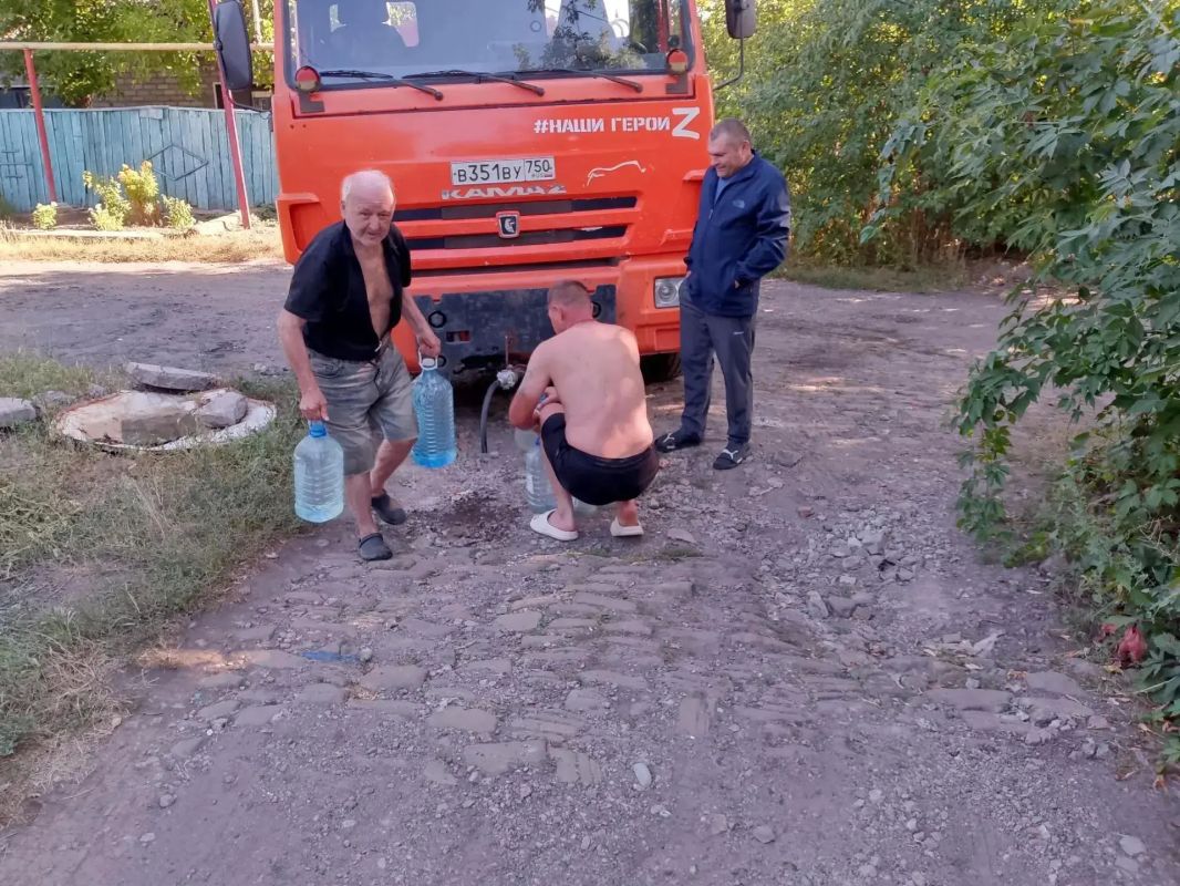 Сегодня, 7 сентября, в Кировском внутригородском районе при поддержке региона-шефа Московская область произведен подвоз воды в жилом массиве «Путь Ильича» для жителей улиц Кальмана, Тихая, Алексеева, Матросова Сегодня, 7 сентября, в Кировском внутригородском районе при поддержке региона-шефа Московская область произведен подвоз воды в жилом массиве «Путь Ильича» для жителей улиц Кальмана, Тихая, Алексеева, Матросова