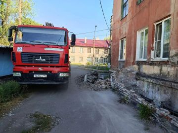 Силами Макеевского филиала ГУП ДНР «Донснабкомплект» проведены работы по вывозу разрушенных остатков навеса подвального помещения дома № 11 по ул. Чудской