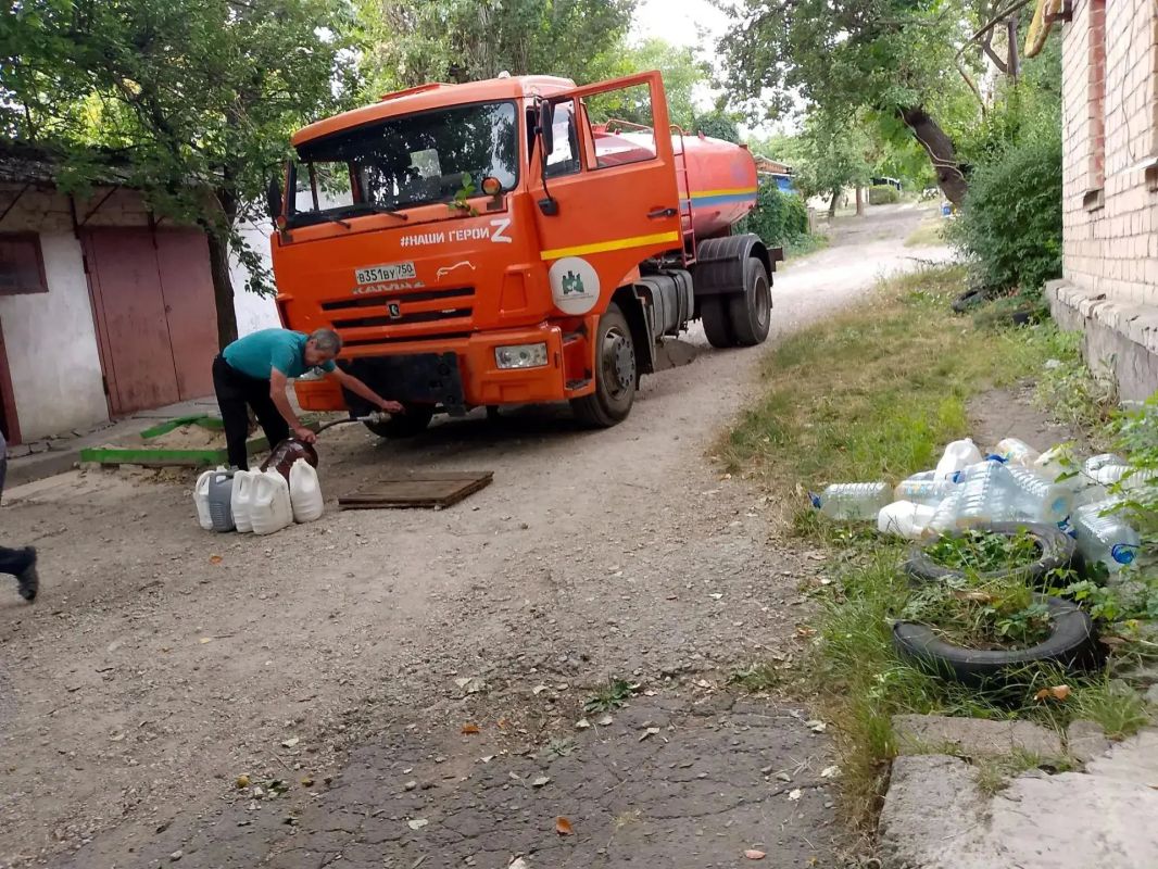 Сегодня, 7 сентября, в Кировском внутригородском районе при поддержке региона-шефа Московская область произведен подвоз воды в жилом массиве «Путь Ильича» для жителей улиц Кальмана, Тихая, Алексеева, Матросова Сегодня, 7 сентября, в Кировском внутригородском районе при поддержке региона-шефа Московская область произведен подвоз воды в жилом массиве «Путь Ильича» для жителей улиц Кальмана, Тихая, Алексеева, Матросова