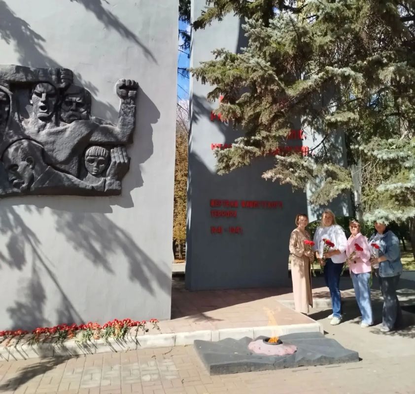 Сохраняя память поколений: коллективы подведомственных Минтрансу ДНР предприятий почтили героев в 83-ю годовщину Освобождения Донбасса Сохраняя память поколений: коллективы подведомственных Минтрансу ДНР предприятий почтили героев в 83-ю годовщину Освобождения Донбасса