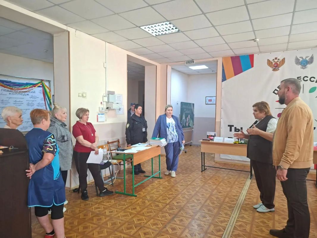 По поручению Главы Республики Дениса Пушилина, сегодня, 8 сентября, спикер-активист Алексей Боршош и депутат Народного Совета Донецкой Народной Республики Наталья Бурцева провели встречу с жителями Кировского района на... По поручению Главы Республики Дениса Пушилина, сегодня, 8 сентября, спикер-активист Алексей Боршош и депутат Народного Совета Донецкой Народной Республики Наталья Бурцева провели встречу с жителями Кировского района на...