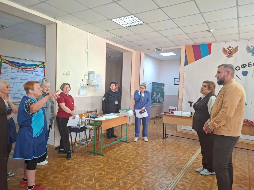 По поручению Главы Республики Дениса Пушилина, сегодня, 8 сентября, спикер-активист Алексей Боршош и депутат Народного Совета Донецкой Народной Республики Наталья Бурцева провели встречу с жителями Кировского района на... По поручению Главы Республики Дениса Пушилина, сегодня, 8 сентября, спикер-активист Алексей Боршош и депутат Народного Совета Донецкой Народной Республики Наталья Бурцева провели встречу с жителями Кировского района на...