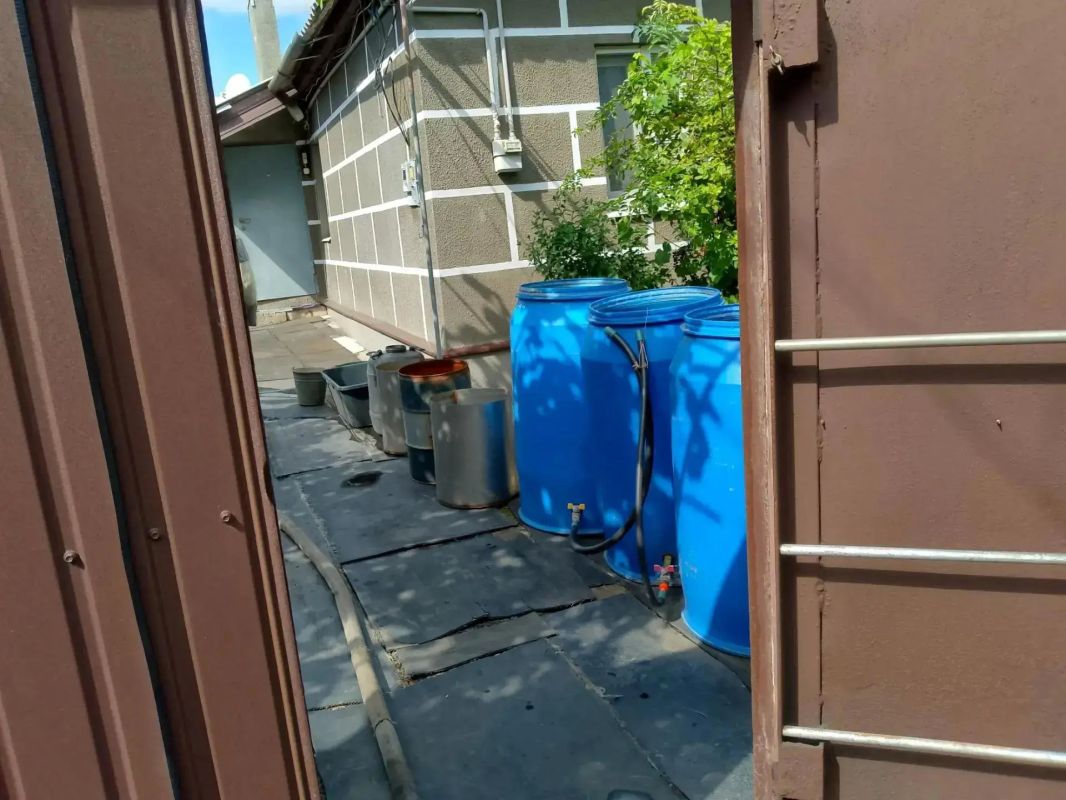 В Кировском внутригородском районе при поддержке региона-шефа Московская область продолжается подвоз воды для жителей домов, в которые в установленный графиком день не поступила вода В Кировском внутригородском районе при поддержке региона-шефа Московская область продолжается подвоз воды для жителей домов, в которые в установленный графиком день не поступила вода