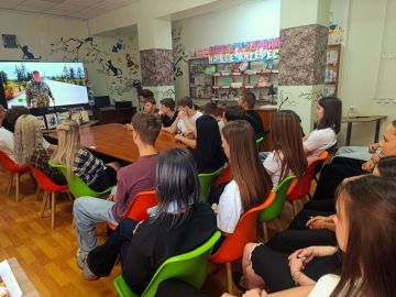 В преддверии Дня освобождения Донбасса от немецко-фашистских захватчиков в юношеской библиотеке состоялся поэтический экскурс «Врагу не покорившийся Донбасс»
