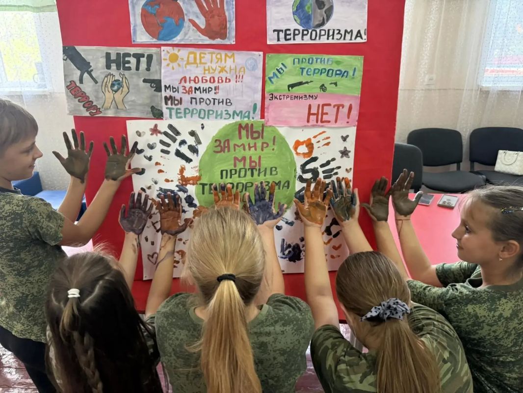 3 сентября в Центре культуры и досуга поселка Криничная прошла акция «Дерево мира», приуроченная ко Дню солидарности в борьбе с терроризмом, который ежегодно отмечается в России 3 сентября 3 сентября в Центре культуры и досуга поселка Криничная прошла акция «Дерево мира», приуроченная ко Дню солидарности в борьбе с терроризмом, который ежегодно отмечается в России 3 сентября