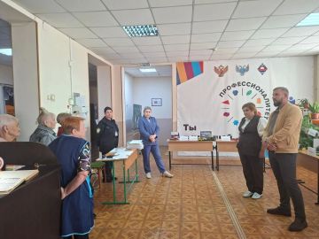 По поручению Главы Республики Дениса Пушилина, сегодня, 8 сентября, спикер-активист Алексей Боршош и депутат Народного Совета Донецкой Народной Республики Наталья Бурцева провели встречу с жителями Кировского района на...